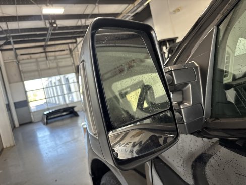 Used 2022 Nissan Titan SV w/ SV Convenience Package image 4