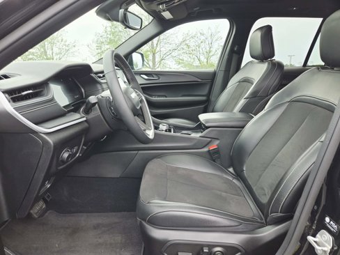 Used 2024 Jeep Grand Cherokee Altitude image 13