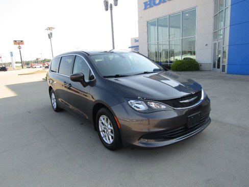 Used 2017 Chrysler Pacifica Touring image 3