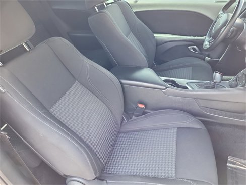 Used 2018 Dodge Challenger SXT image 9