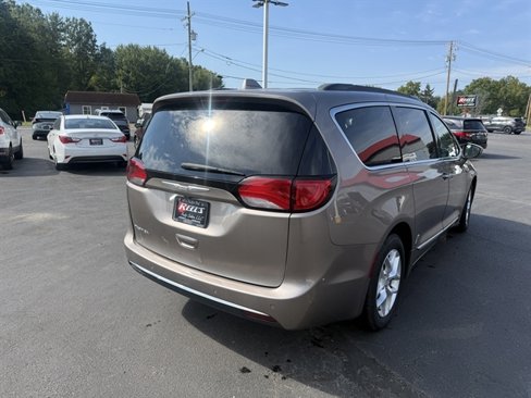 Used 2017 Chrysler Pacifica Touring-L w/ Tire & Wheel Group image 8