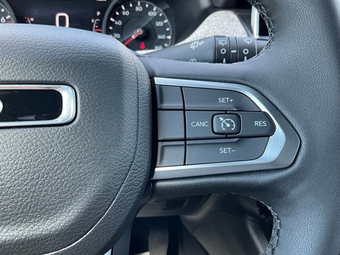 New 2025 Jeep Compass Latitude image 25