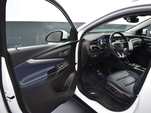 Used 2022 Chevrolet Bolt EUV LT w/ Convenience Package image 8