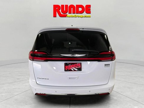 Used 2023 Chrysler Pacifica Touring image 4