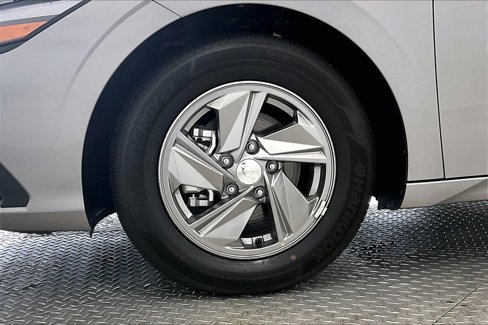 Certified 2025 Hyundai Elantra SE image 8