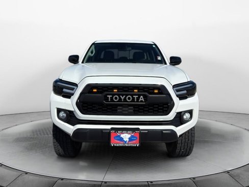 Used 2018 Toyota Tacoma SR5 image 8