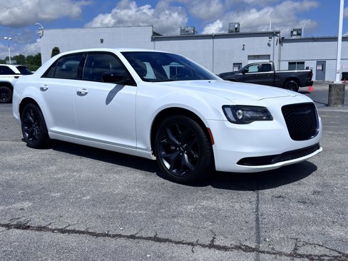 Used 2023 Chrysler 300 Touring w/ Sport Appearance Package image 4