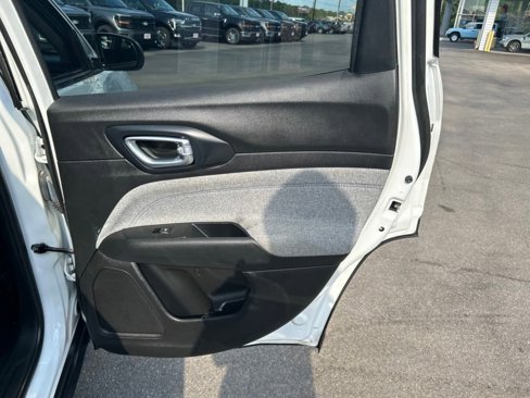 Used 2022 Jeep Compass Latitude image 29