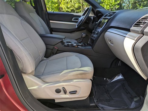 Used 2018 Ford Explorer XLT w/ Equipment Group 201A image 3