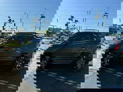 Used 2018 Volvo XC60 T6 Momentum w/ Vision Package image 10