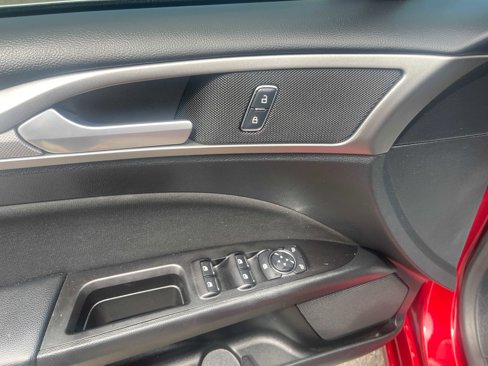 Used 2017 Ford Fusion SE w/ Fusion SE Technology Package image 18