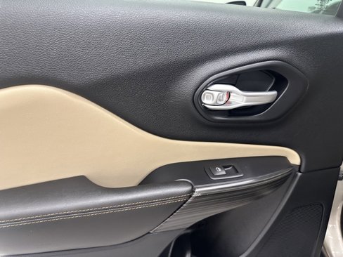 Used 2016 Jeep Cherokee Limited image 17