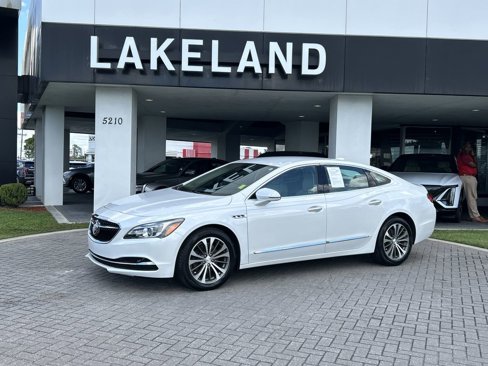 Used 2017 Buick LaCrosse Essence image 2