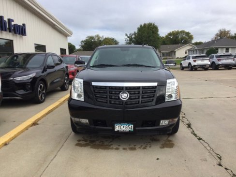 Used 2011 Cadillac Escalade ESV Premium image 3