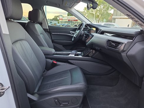 Used 2021 Audi e-tron Premium w/ Convenience Plus Package image 38