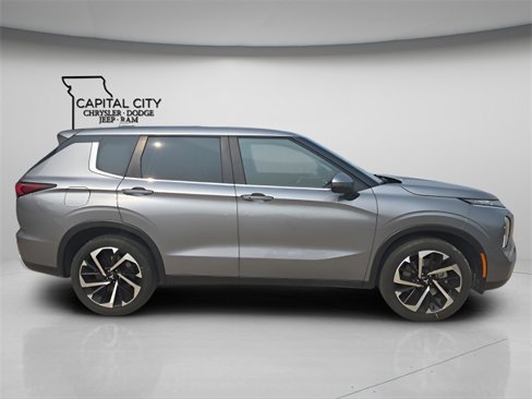 Used 2023 Mitsubishi Outlander SE image 8