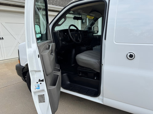 Used 2017 Chevrolet Express 2500 image 10