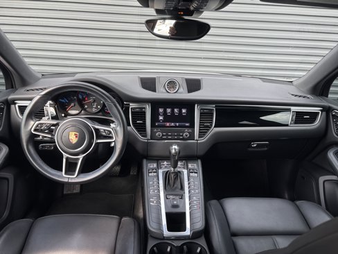 Certified 2018 Porsche Macan image 12