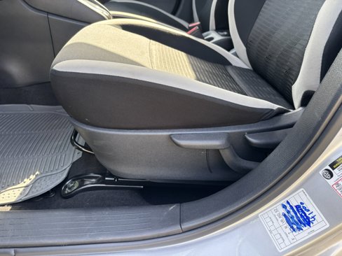 Used 2022 Nissan Versa SV image 8