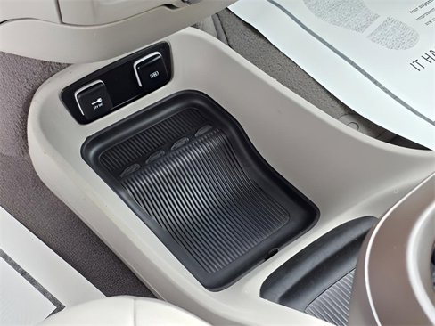 Used 2018 Chrysler Pacifica Touring-L image 26