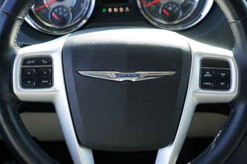 Used 2015 Chrysler Town & Country Touring image 24