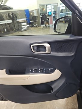 Used 2021 Hyundai Venue image 11
