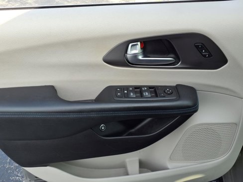 Certified 2021 Chrysler Pacifica Touring-L image 6