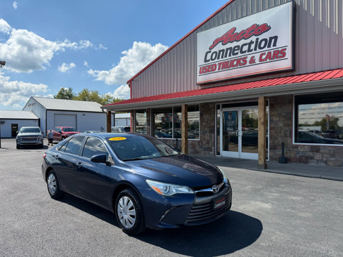 Used 2016 Toyota Camry LE image 1