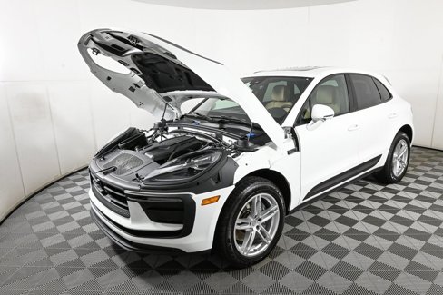 Certified 2025 Porsche Macan image 35
