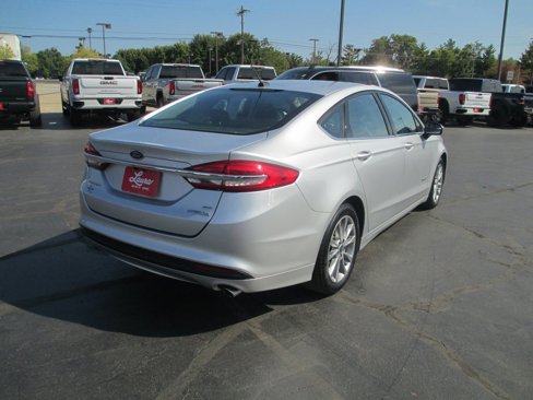 Used 2017 Ford Fusion SE image 4