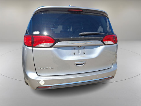 Used 2017 Chrysler Pacifica Touring-L image 6