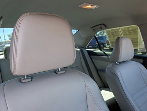 Used 2017 Toyota Camry XLE image 3
