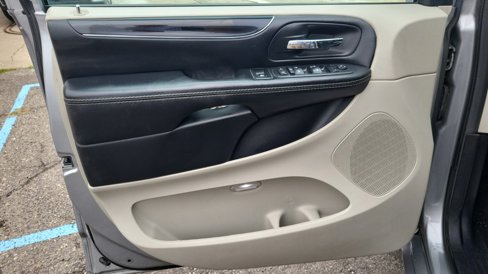 Used 2018 Dodge Grand Caravan SXT image 15