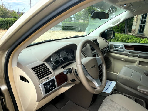 Used 2010 Chrysler Town & Country Touring image 25