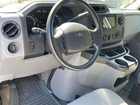 Used 2014 Ford E-350 and Econoline 350 XLT image 9