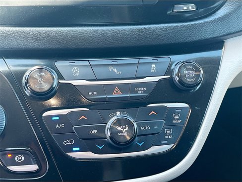 Used 2018 Chrysler Pacifica Touring-L image 15