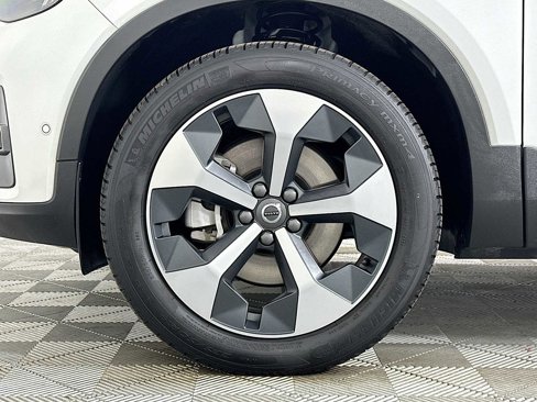 Certified 2025 Volvo XC40 B5 Plus image 29