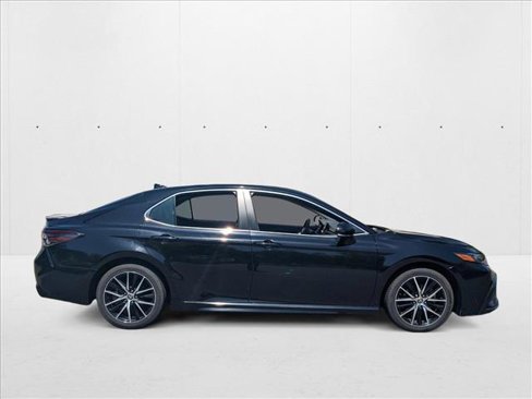 Used 2022 Toyota Camry SE image 4