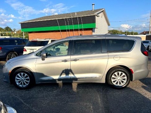 Used 2019 Chrysler Pacifica Touring-L image 4