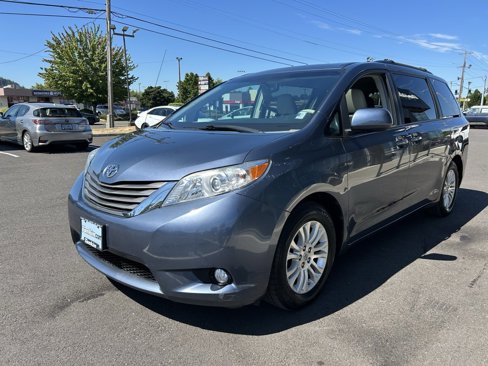 Used 2014 Toyota Sienna XLE image 4
