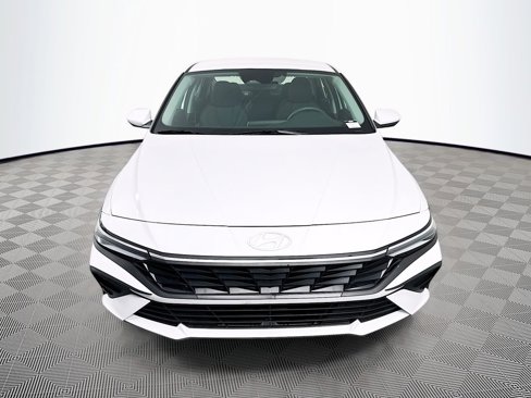Certified 2025 Hyundai Elantra SE image 2