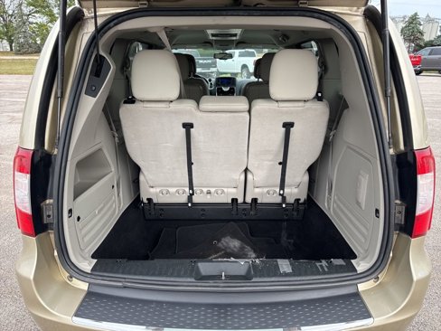 Used 2011 Chrysler Town & Country Touring-L image 27