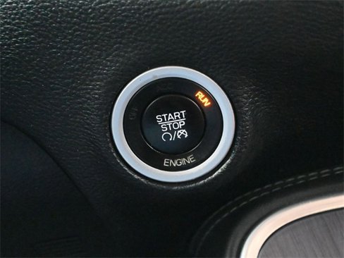 Used 2015 Dodge Challenger SXT image 27