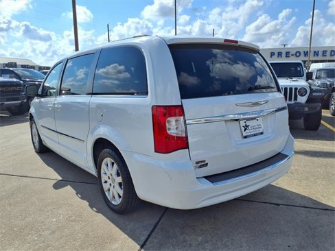 Used 2016 Chrysler Town & Country Touring image 26