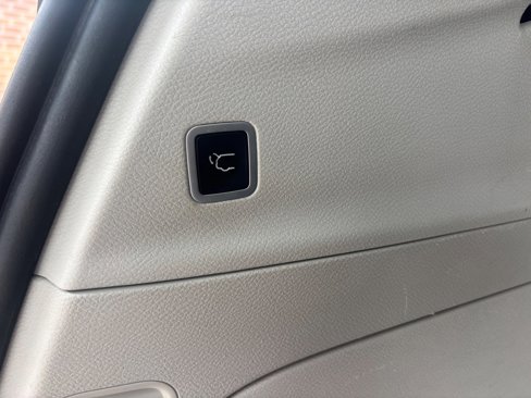 Used 2018 Chrysler Pacifica Touring-L image 8