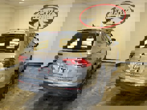 Used 2022 Volkswagen Tiguan SE w/ Panoramic Sunroof Package image 9