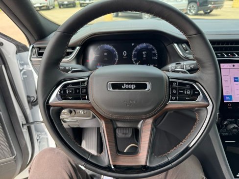 New 2025 Jeep Grand Cherokee L Summit w/ Luxury Tech Group V image 11