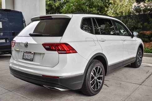 Used 2021 Volkswagen Tiguan SE w/ Panoramic Sunroof Package image 6