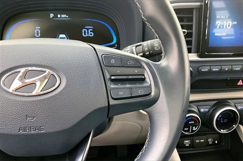 Used 2023 Hyundai Venue Limited image 21