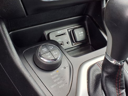 Used 2017 Jeep Cherokee Trailhawk w/ Comfort & Convenience Group image 14